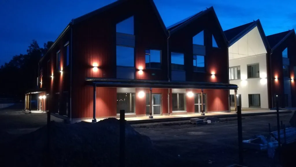 Innovatumhöjdens förskola i Trollhättan i skymning, med fasadbelysningen tänd.