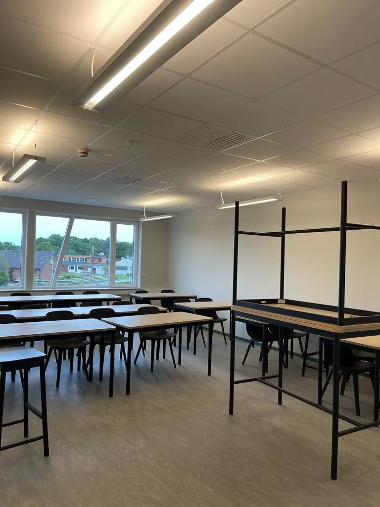 Klassrum på Kärna skola i Kungälv med nyinstallerad takbelysning.