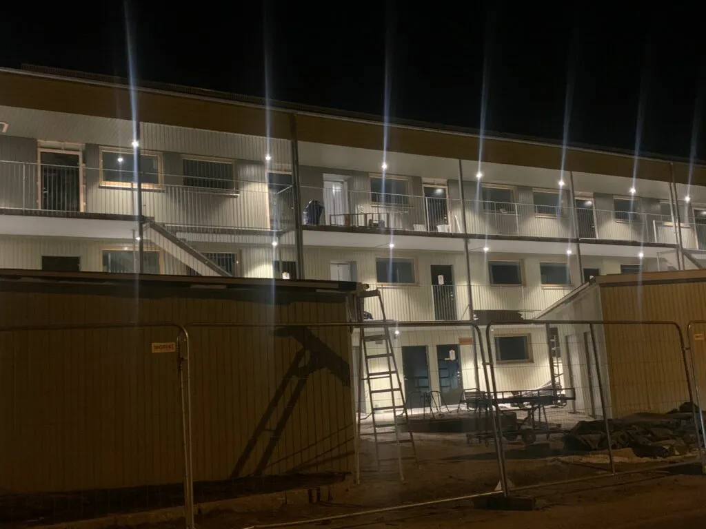 Byggnad vid Offerhällsparken i Trollhättan under pågående elinstallation.