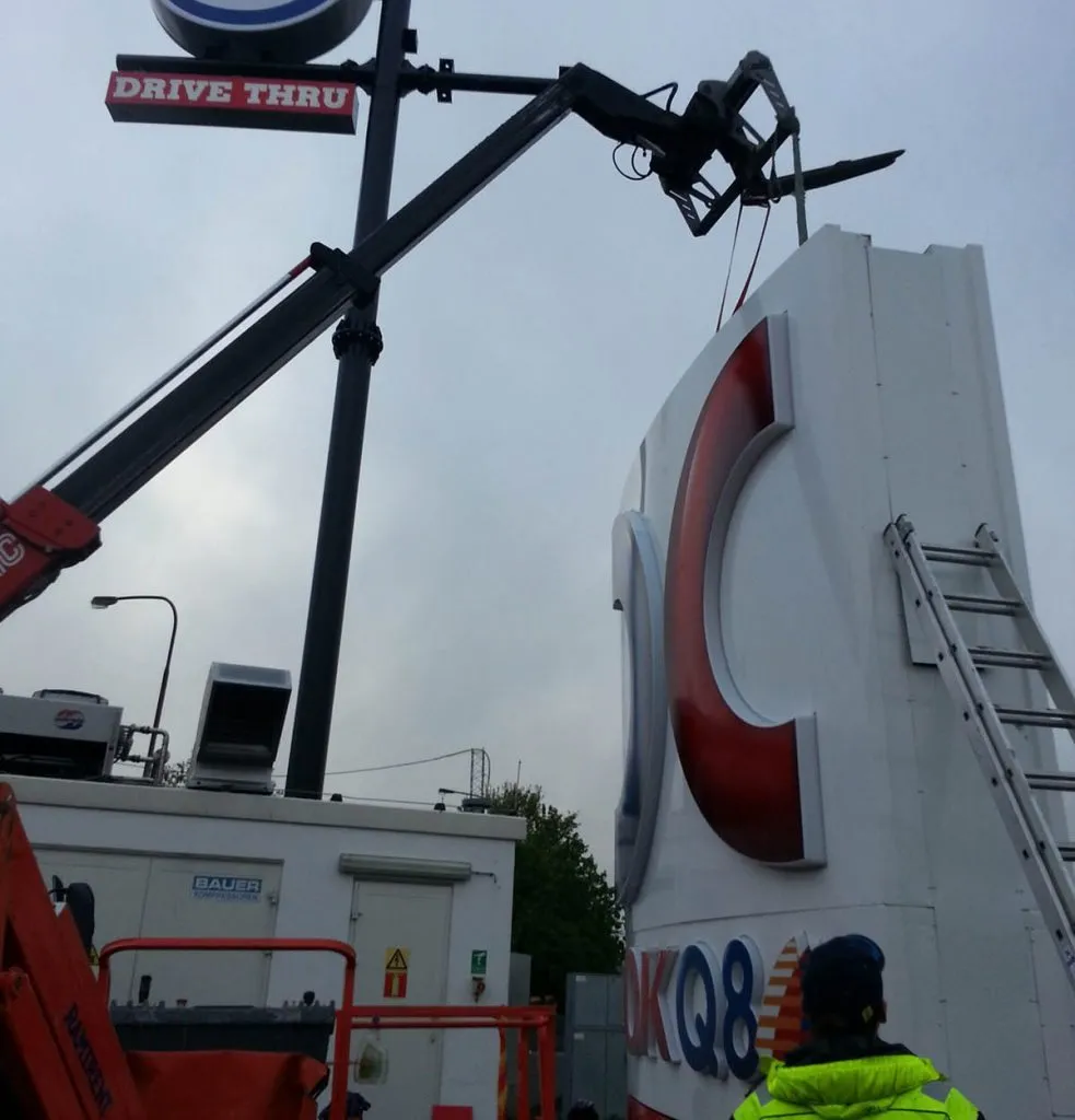 Arbete på en OKQ8-station i Stockholm med skylift.