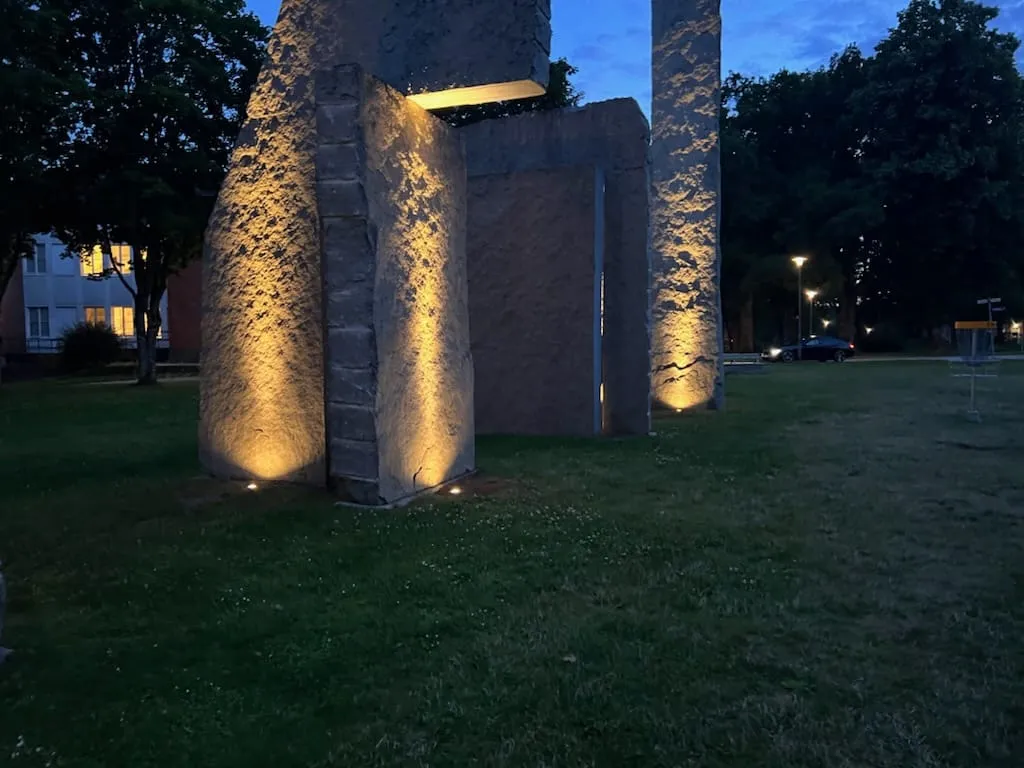 Uppljusta stenpartier utomhus på Restad Gård i Vänersborg under blå timmen.
