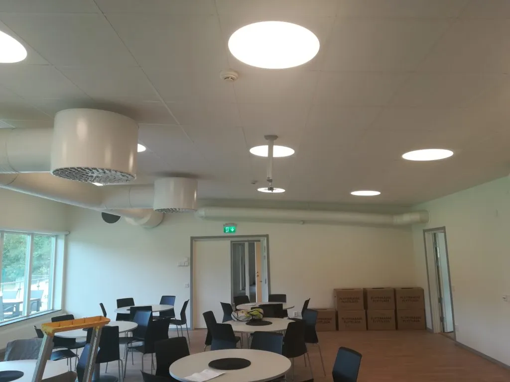 Nybyggd klubbstuga för IF Skoftebyn på Nysätra med invändig belysning tänd.