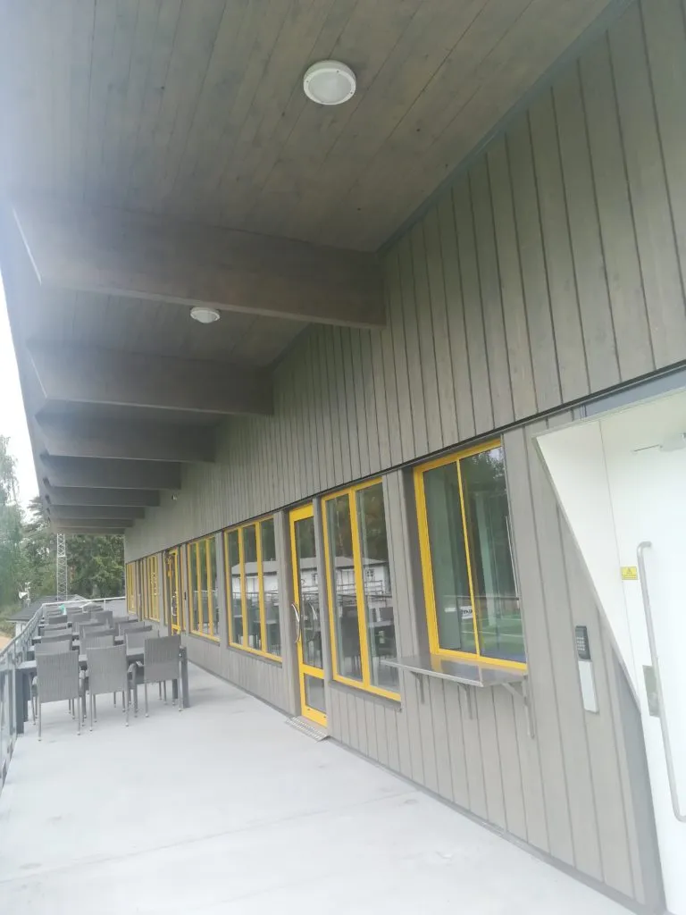 Utvändig gång med belysning längs IF Skoftebyns nya klubbstuga på Nysätra.